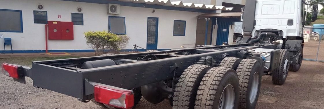 Chassi de caminhão preparado para instalação e reforço estrutural de guindaste veicular, base para operações seguras de içamento.